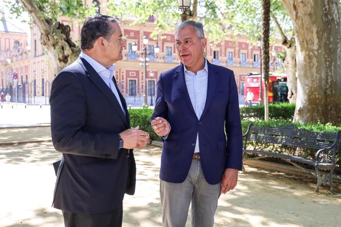 El vicesecretario de Coordinación Institucional del PP de Andalucía, Antonio Sanz, junto al candidato del PP a la Alcaldía de Sevilla, José Luis Sanz.