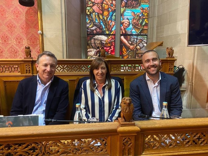 Los representantes de Ciudadanos en el Consell de Mallorca tras la aprobación de la iniciativa para reclamar la presencia permanente de la UME en Baleares.