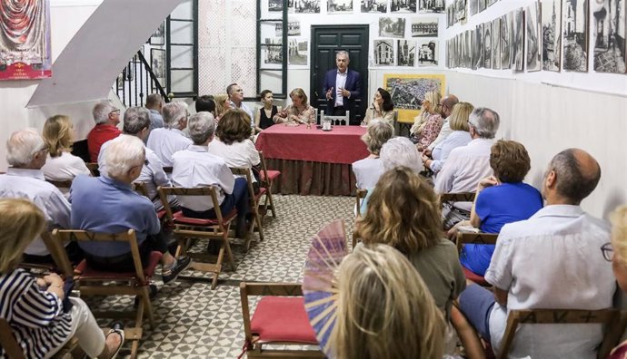 Sanz se reúne con vecinos de Santa Cruz y les expone su plan especial para el barrio.