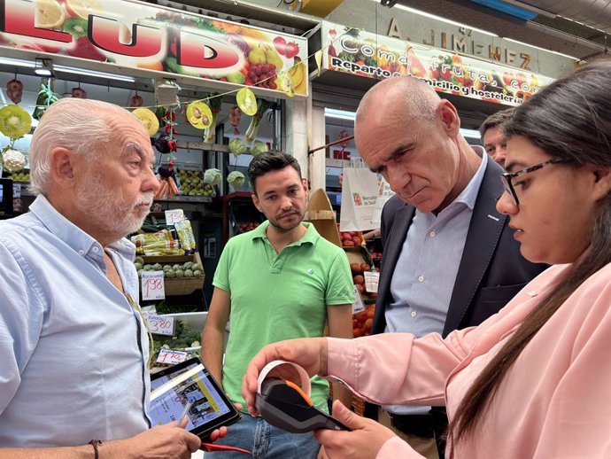 El alcalde de Sevilla y candidato socialista a revalidar la Alcaldía, Antonio Muñoz, visitado el mercado de abastos del Tiro de Línea.