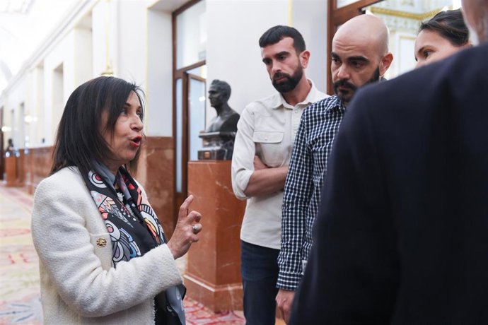 Archivo - La ministra de Defensa, Margarita Robles, conversa a su salida de una sesión plenaria, en el Congreso de los Diputados