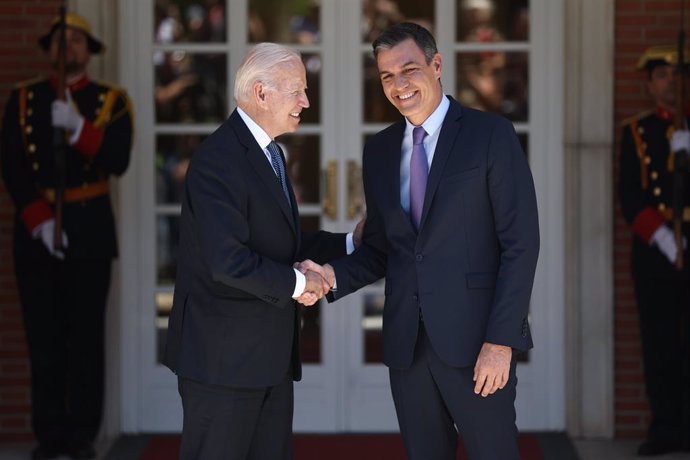 Archivo - El presidente de los Estados Unidos, Joe Biden (i), es recibido por el presidente del Gobierno, Pedro Sánchez (d), a su llegada a una reunión en el Palacio de La Moncloa, a 28 de junio de 2022