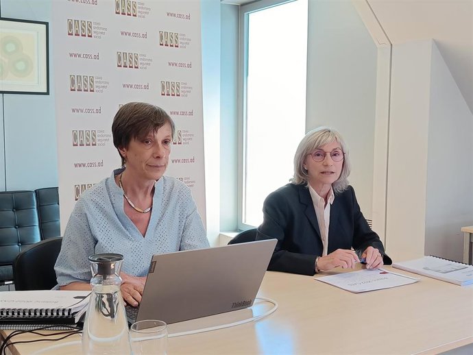 La presidenta del consejo de administración de la CASS, Montserrat Capdevila, y la directora de la entidad, Joaquima Sol, durante la presentación del balance de 2022 y de los retos para el 2023