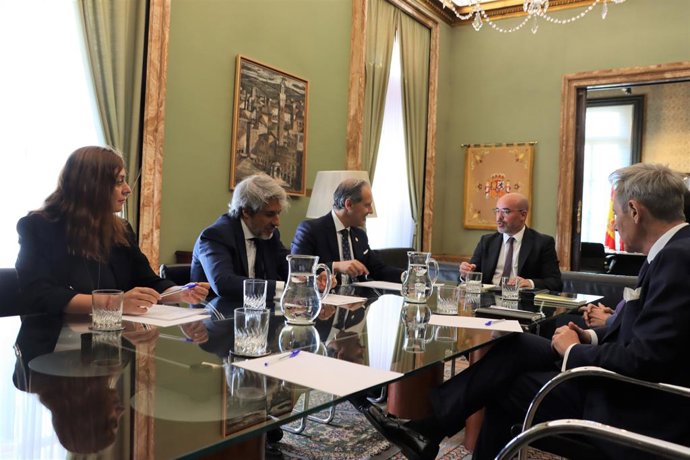 Reunión entre representantes del Ilustre Colegio de la Abogacía de Madrid (ICAM) ,encabezada por el decano Eugenio Ribón, y el delegado del Gobierno en Madrid, Francisco Martín
