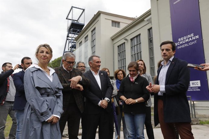 Yolanda Díaz, a la izquierda