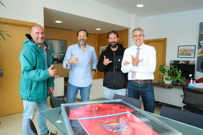 El vicepresidente,Pablo Zuloaga, recibe a los organizadores de la Vaca Gigante