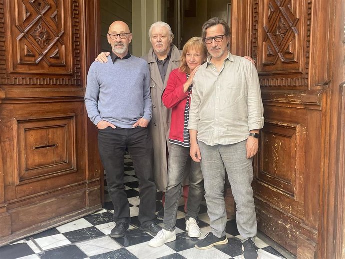 El director del Festival Temporada Alta Salvador Sunyer, con el director teatral Mario Gas y los actores Rosa Renom y Jordi Boixaderas
