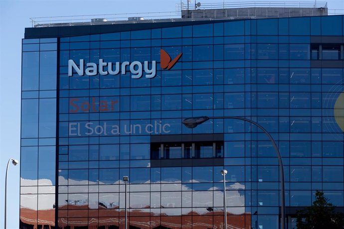 Archivo - Fachada de la sede de Naturgy, empresa española que opera en los sectores eléctrico y gasístico, a 10 de noviembre de 2022, en Madrid (España).