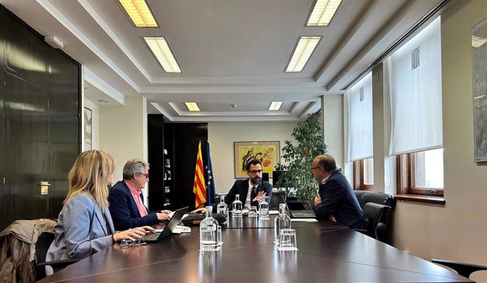 Momento de la reunión entre el conseller Roger Torrent, el director de Consum, Albert Meli; la subdirectora general de Atención al Consumidor, Marta Rovira, y el subdirector general de Disciplina de Mercado, Albert Orts.