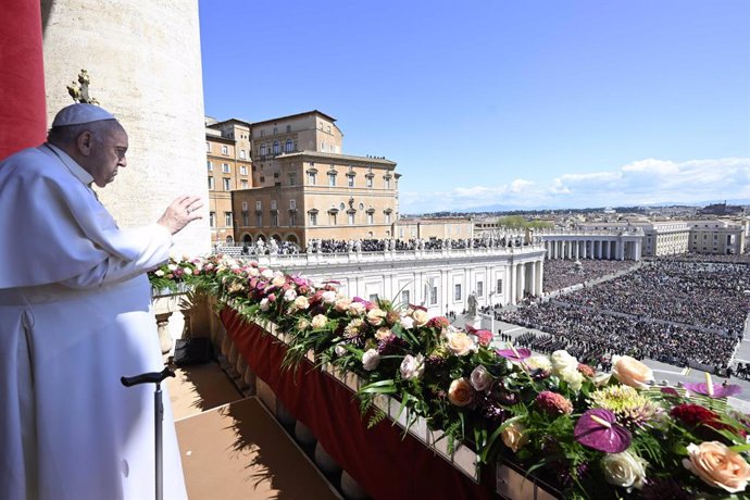 Archivo - April 9, 2023, VATICAN CITY: Pope Francis during the Urbi et Orbi blessing after the Easter Mass in Saint Peter's square at the Vatican City, 09 April 2023. .ANSA/VATICAN MEDIA.  NPK,Image: 768206748, License: Rights-managed, Restrictions: * Ita