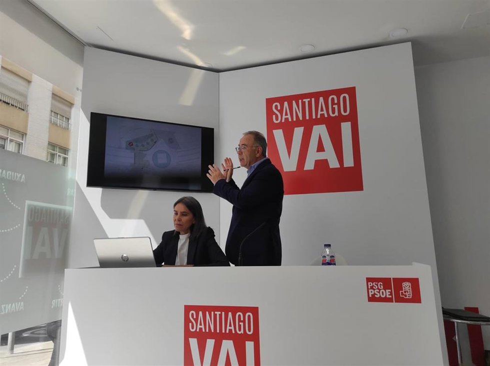 El candidato socialista a las municipales de Santiago, Xosé Sánchez Bugallo, junto a la número dos, Mercedes Rosón, en el local de campaña.