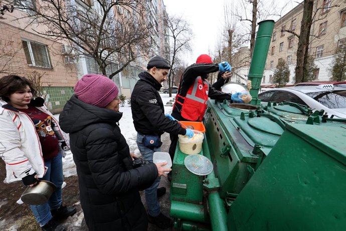 Archivo - February 14, 2023, Kharkiv, Ukraine: Volunteers of the Ukrainian Red Cross Society, who evacuate people from areas affected by Russian shelling, treat internally displaced persons to porridge together with H.U.G.S. Helping Ukraine - Grassroots