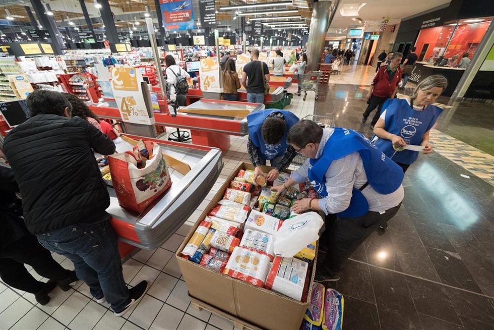 Archivo - Portugalete 01-06-2018 Voluntarios del Banco de Alimentos recogen prouctos donados por clientes en la linea de cajas del hipermercado EROSKI Ballonti durante la Operación Kilo MITXI