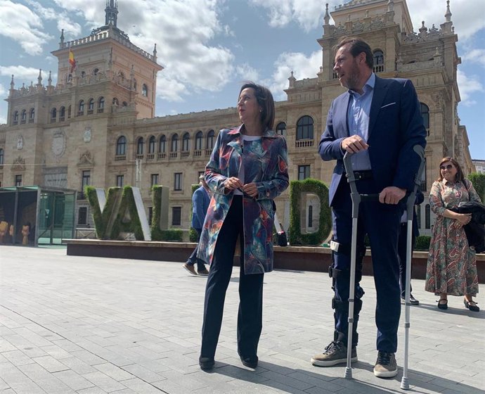 La ministra de Defensa, Margarita Robles, junto al alcalde de Valladolid y candidato a la Alcaldía por el PSOE, Óscar Puente.