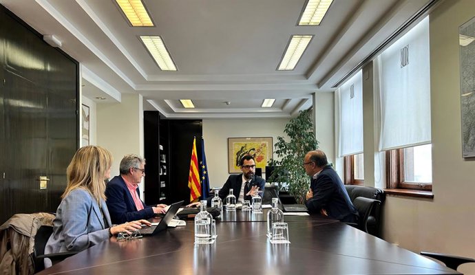 El conseller Roger Torrent, el director de Consum, Albert Meli; la sots-directora general d'Atenció al Consumidor, Marta Rovira, i el sots-director general de Disciplina de Mercat, Albert Orts