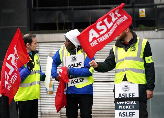 Archivo - 03 February 2023, United Kingdom, London: Aslef train workers on the picket line at Euston station in London. Train driver members of Aslef and the Rail, Maritime and Transport union (RMT) are taking to picket lines again in a long-running dis