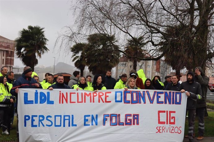 Archivo - Personal del almacén de Lidl en Narón (A Coruña) se concentra ante el edificio administrativo de la Xunta en San Caetano, en Santiago de Compostela.