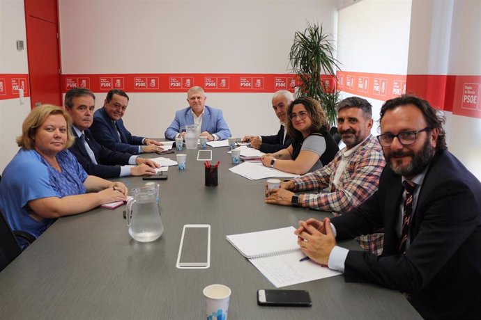 Reunión del candidato del PSOE a la Presidencia de la Comunidad, José Vélez, y el presidente de CROEM, José María Albarracín