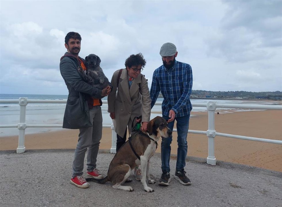 La candidata número dos de IU - Más País - IAS, Noelia Ordieres, en la playa San Lorenzo, Gijón