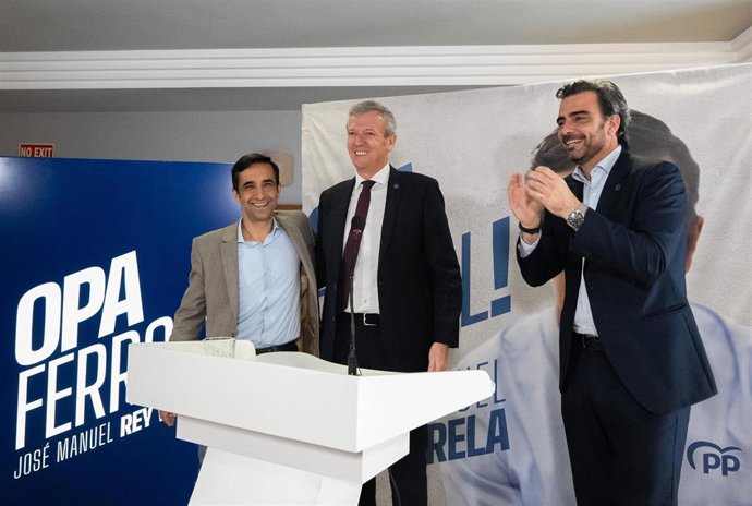 El candidato del PP a la Alcaldía de Santiago, José Manuel Rey Varela; el presidente del PPdeG, Alfonso Rueda, y el presidente del PP coruñés, Diego Calvo