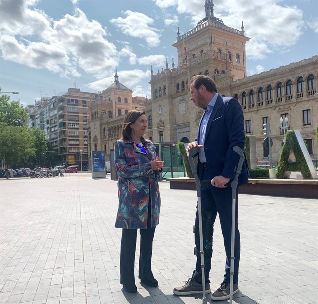 La ministra de Defensa, Margarita Robles, junto al alcalde de Valladolid, Óscar Puente.