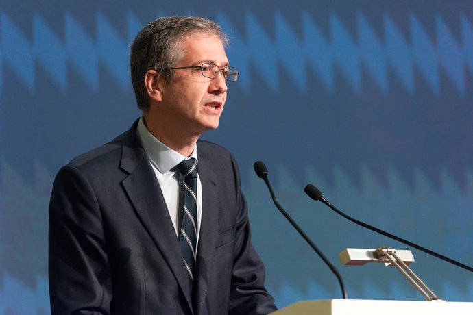 Archivo - El gobernador del Banco de España, Pablo Hernández de Cos, modera el debate De la Covid-19 a la Guerra en Ucrania: Políticas macroeconómicas europeas en tiempos de disrupción, en el Salón de actos de la Fundación Ramón Areces, a 25 de mayo d