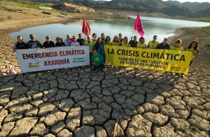 Archivo - Greenpeace participa en una protesta en el pantano malagueño de la Viñuela para denunciar la crisis de escasez de agua