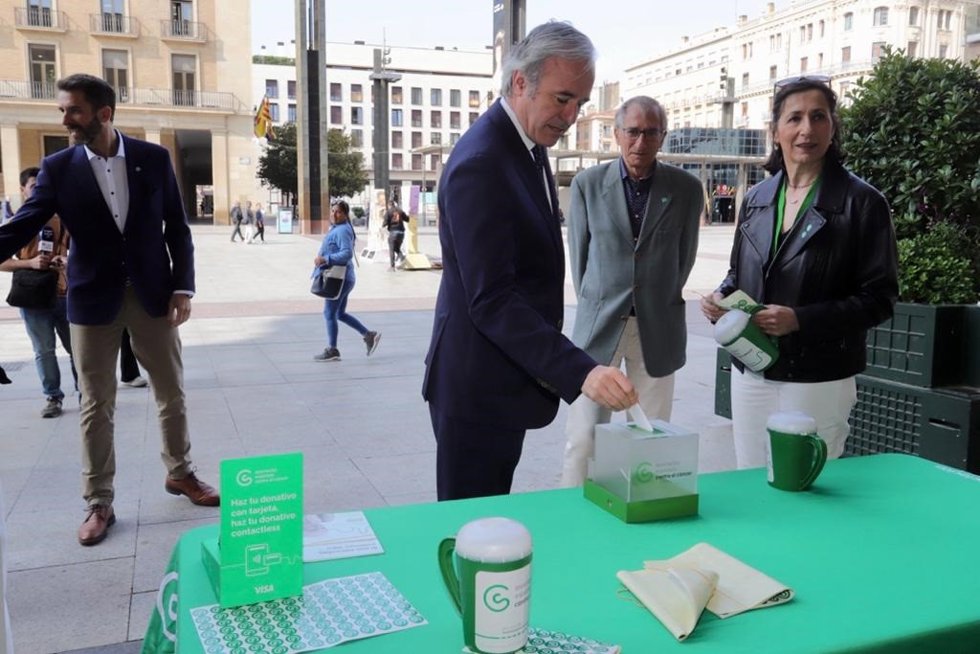 El alcalde de Zaragoza, Jorge Azcón, ha agradecido el trabajo que realiza la Asociación Española de lucha Contra el Cáncer (AECC) y hace un donativo