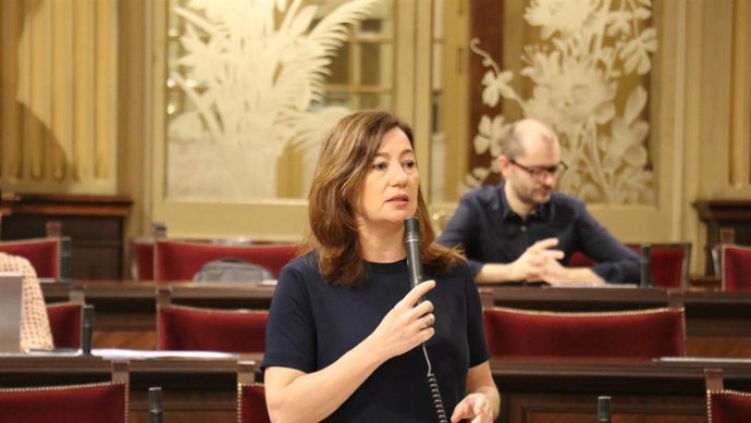 Archivo - La presidenta del Govern, Francina Armengol, en el pleno.