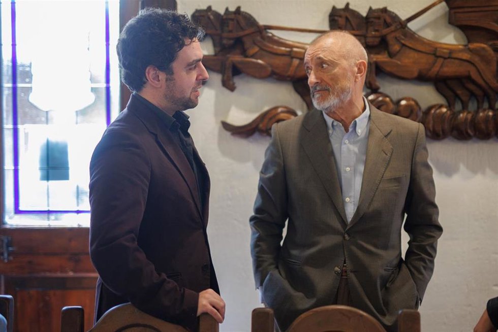 Los escritores Jesús Fernández Úbeda (i), y Arturo Pérez Reverte (d) durante un encuentro de prensa para hablar del nuevo libro de Úbeda Nido de Piratas
