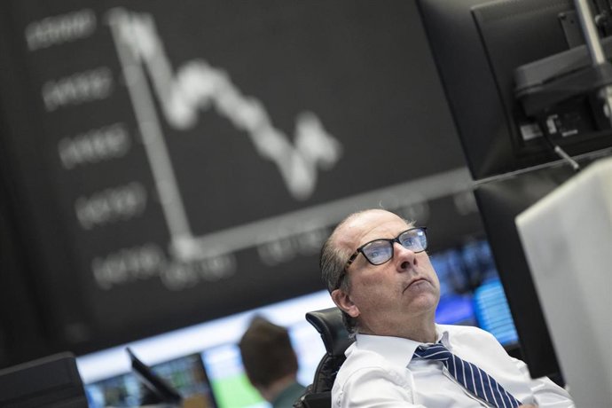 Archivo - 16 March 2023, Hesse, Frankfurt_Main: A stock trader watches the price development on his monitor at Frankfurt Stock Exchange. Following the recent turbulence in the banking sector, financial experts are keeping a close eye on developments on 