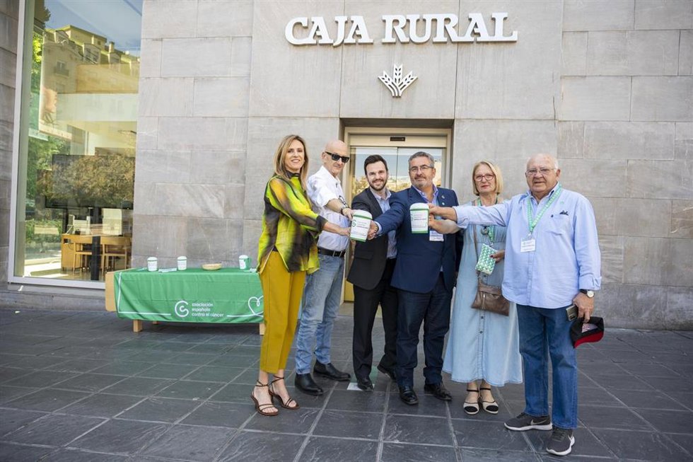 Cuestación en Caja Rural a favor de la AECC