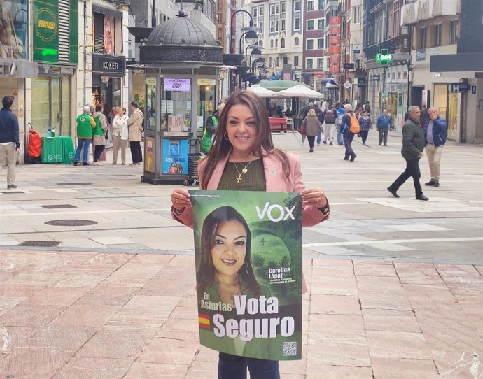 La candidata de Vox a la Presidencia del Principado, Carolina López, en la 'pegada virtual' de carteles electorales en Oviedo
