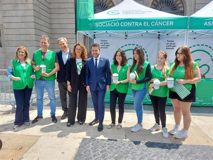 El presidente de la Generalitat, Pere Aragons, visita la campaña de donación anual de la Associació Contra el Cncer en Barcelona 'Tothom contra el cncer' ubicado en la plaza Sant Jaume