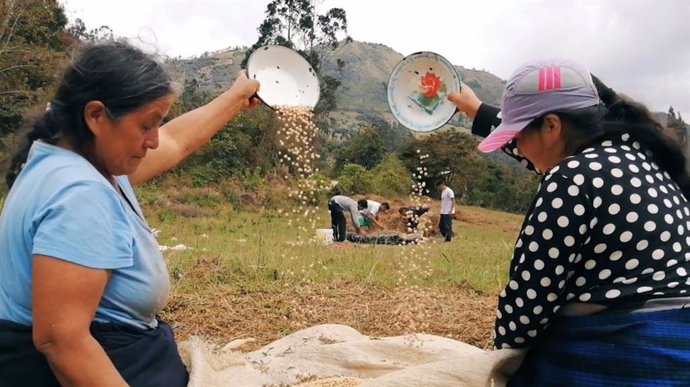 Archivo - Dos mujeres en la localidad peruana de Cutervo.