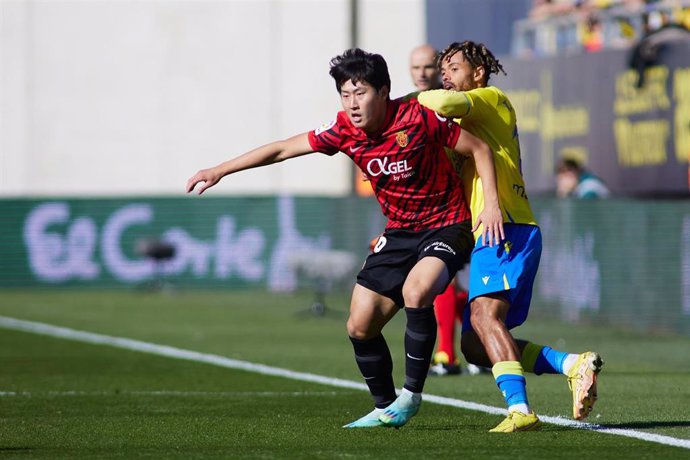 Archivo - Kang-in Lee (RCD Mallorca) y Theo Bongonda (Cádiz), durante un encuentro de LaLiga Santander 2022-2023. 