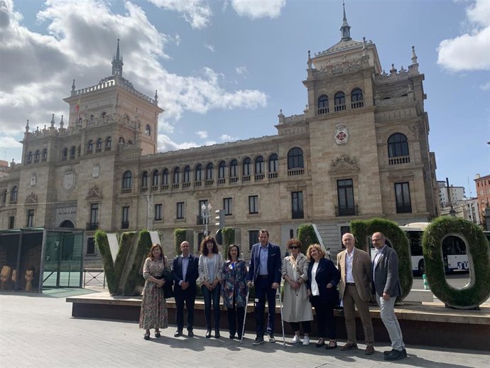 El cancidato del PSOE a la Alcaldía de Valladolid, Óscar Puente, (con muletas) junto a la ministra de Defensa, Margarita Robles, e integrantes de su candidatura.