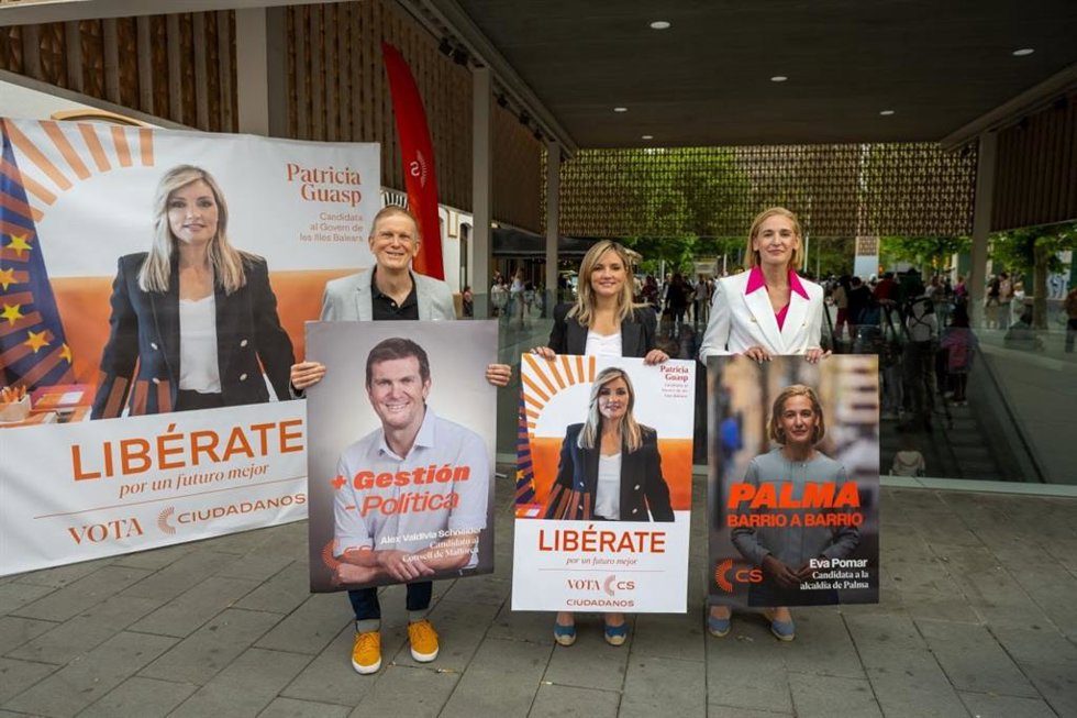 La portavoz nacional de Ciudadanos (CS) y candidata a la presidencia del Govern, Patricia Guasp (c), junto al candidato al Consell, Alejandro Valdivia, y la candidata a Cort, Eva Pomar.