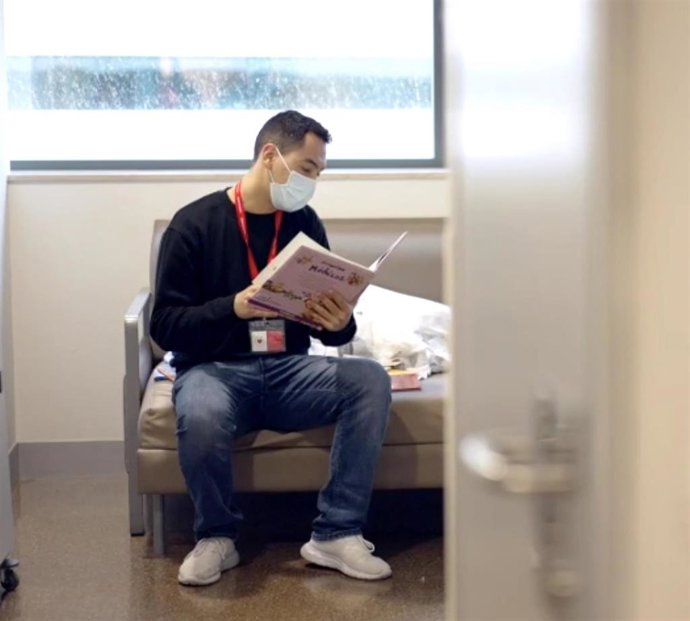 Las voluntarias de Mamás en Acción han acompañado en 10 años a más de 600 niños que estaban hospitalizados solos