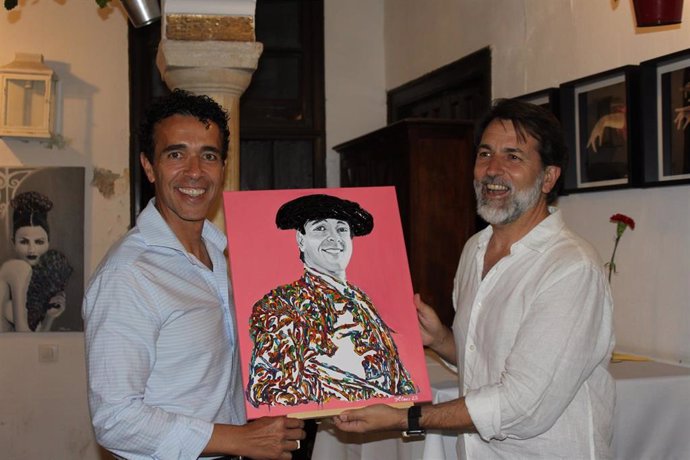 El torero Victor Puerto recibe su particular homenaje de manos del artista Antonio Lopez Palazuelo.