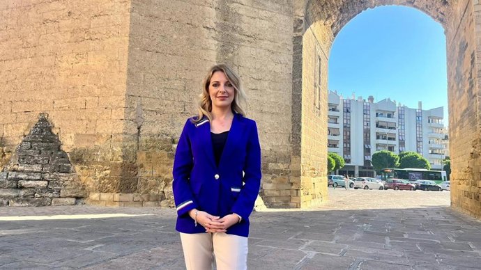 La número dos de la candidatura de CS al Ayuntamiento de Córdoba, Fátima Entrenas, junto a la Torre de la Malmuerta.