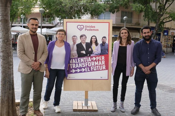 Los candidatos de UP al Govern, Consell y Cort, Antnia Jover, Iván Sevillano y Lucía Muñoz, durante la pegada de carteles.