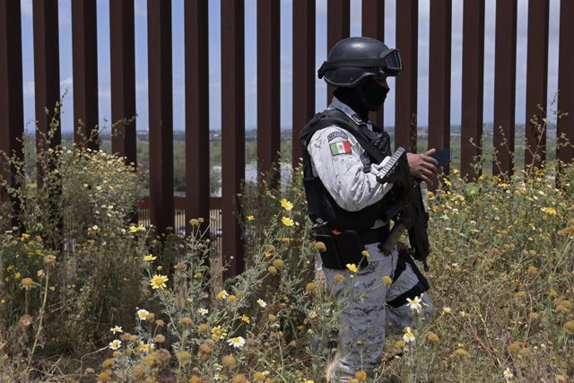 Un efectivo de las fuerzas de seguridad de México patrulla la frontera con Estados Unidos.
