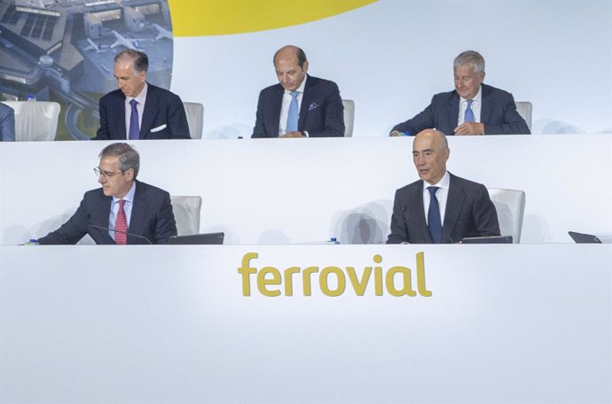 El consejero delegado de Ferrovial, Ignacio Madridejos (i) y el presidente de Ferrovial, Rafael del Pino (d), durante la Junta General Ordinaria de Accionistas de Ferrovial, en el auditorio ONCE, a 13 de abril de 2023, en Madrid (España). Durante la Jun