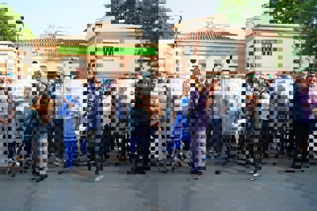 Los candidatos del PP despliegan sus carteles electorales.