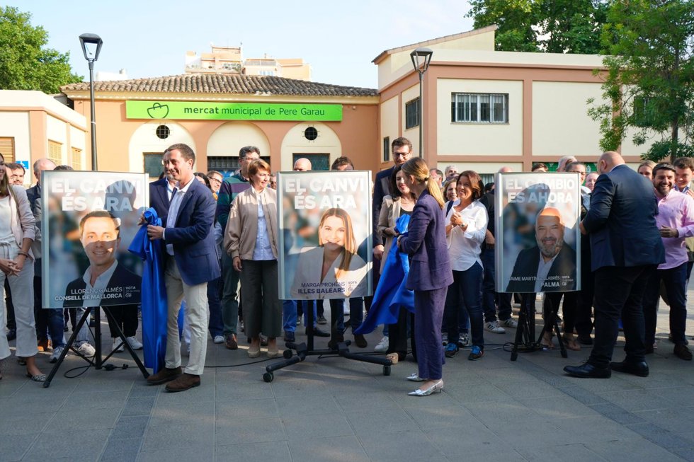Los candidatos del PP despliegan sus carteles electorales.