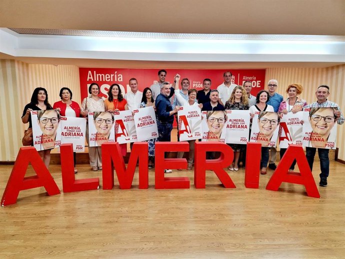 Adriana Valverde (PSOE) en el acto simulado de pegada de carteles junto a su candidatura a la Alcaldía de Almería