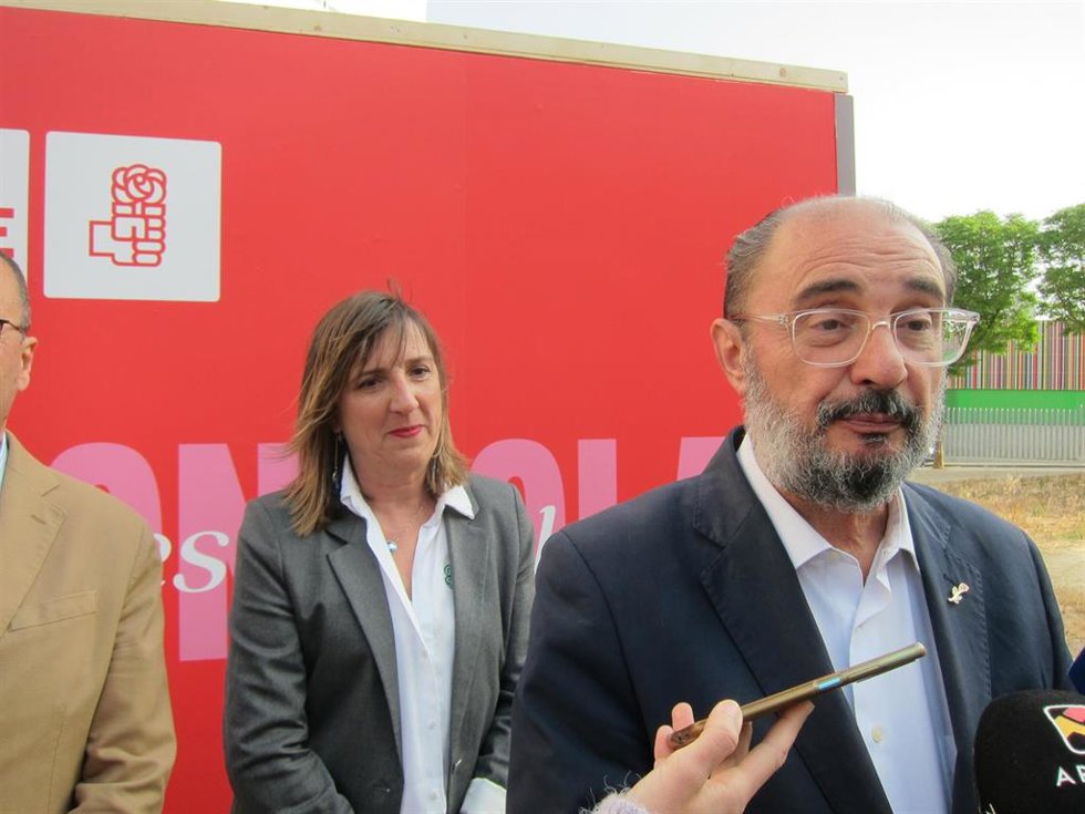 El secretario general del PSOE Aragón y candidato a la presidencia de la comunidad autónoma, Javier Lambán, y a su lado, la candidata del PSOE a la Alcaldía de Zaragoza, Lola Ranera.