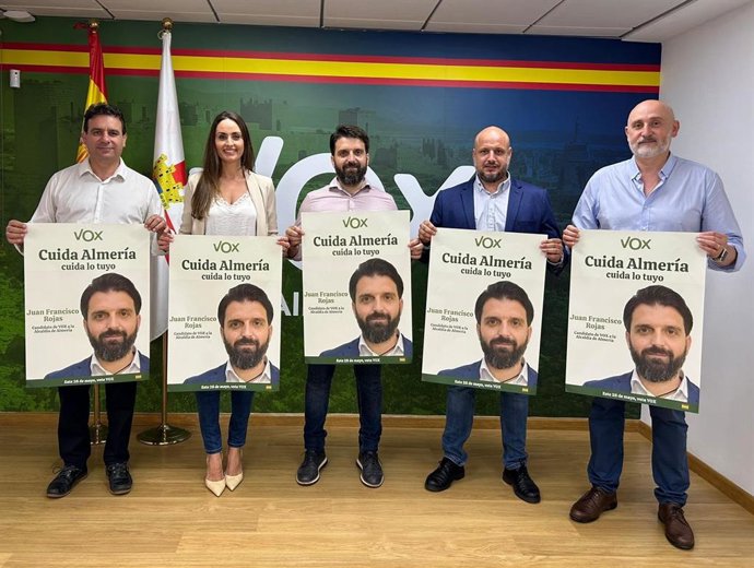 Rojas (Vox) junto a miembros de su candidatura a la Alcaldía de Almería y el parlamentario andaluz, Rodrigo Alonso