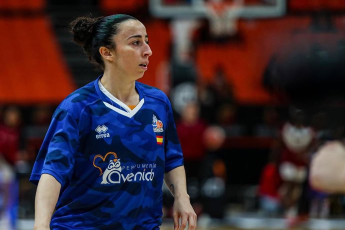 Archivo - Silvia Domínguez, antes de un partido con el Perfumerías Avenida.